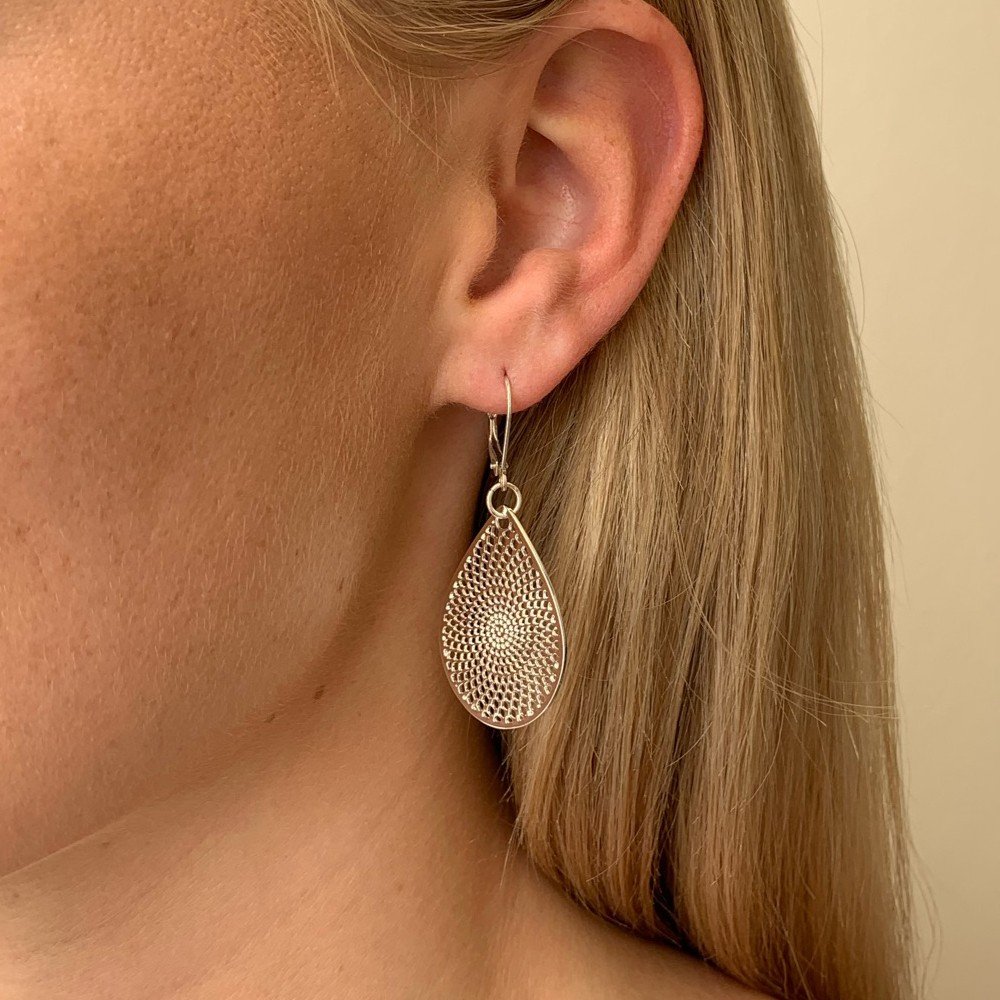 Jacqueline small pendant ear plain - Snö of Sweden